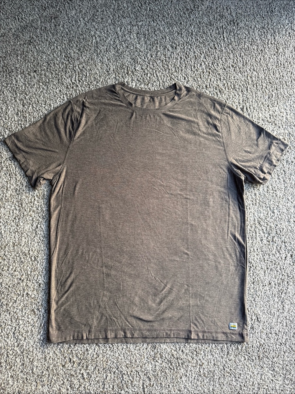 Vuori Men’s Size XL Cinnamon Brown Strato Tech Tee V126 Gym Athleisure Casual